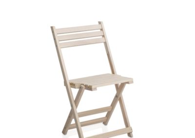 krzesło drewniane idealne na nieformalne spotkanie, garden party czy biesiadę